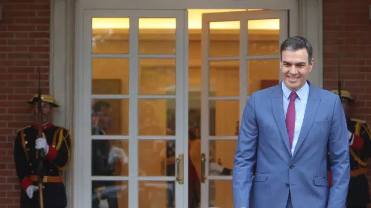 El presidente del Gobierno, Pedro Sánchez, en la escalinata de acceso al edificio principal de La Moncloa.
