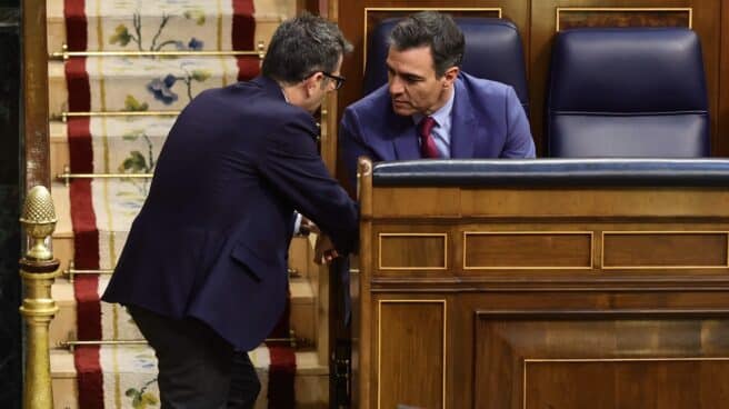 gobierno-airea-datos-espionaje-ocultaba-hasta-ahora-secretos El ministro de la Presidencia, Félix Bolaños, habla con Pedro Sánchez en los escaños del Congreso.