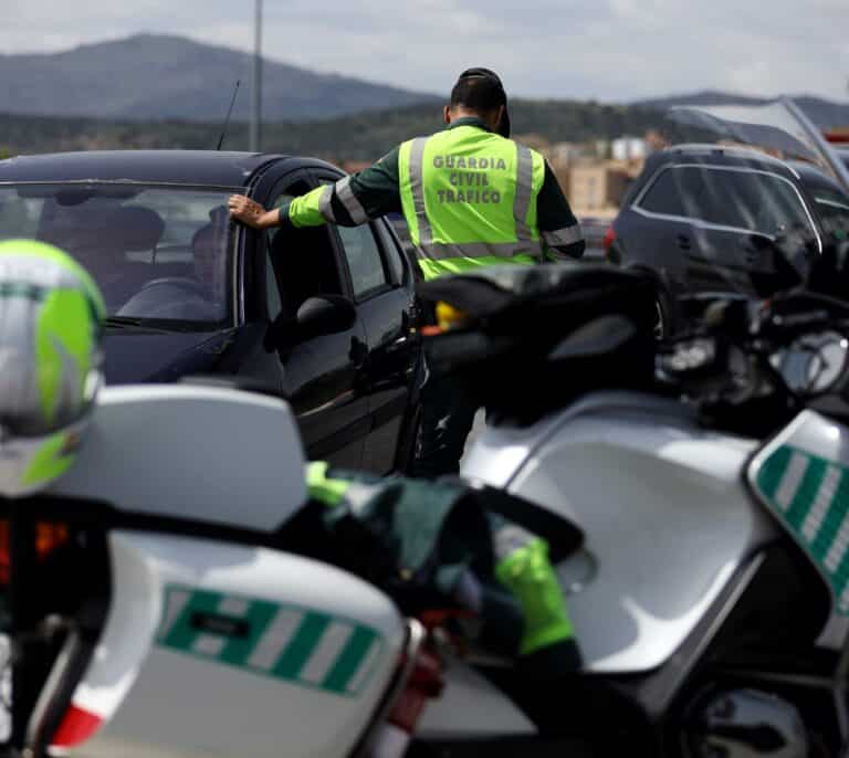 Dos muertos y tres heridos tras volcar un autobús con una veintena de temporeros en Sevilla