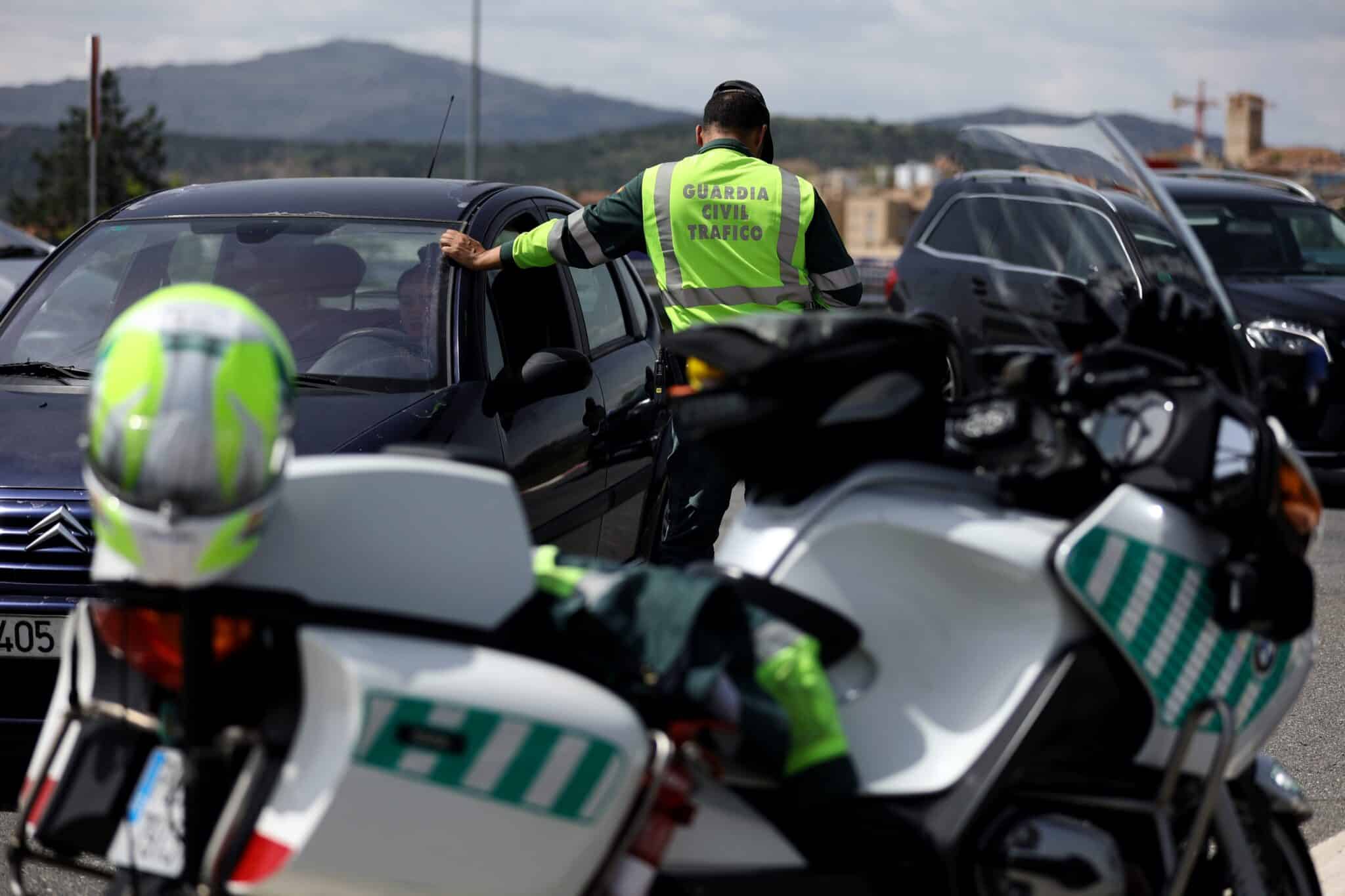 Dos muertos y tres heridos tras volcar un autobús con una veintena de temporeros en Sevilla