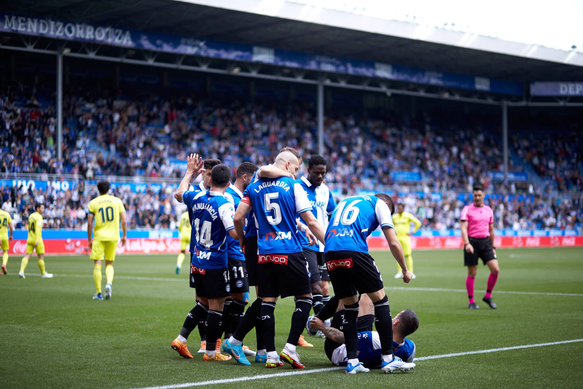 Los jugadores del Deportivo Alavés celebran un gol en su estadio frente al Villarreal