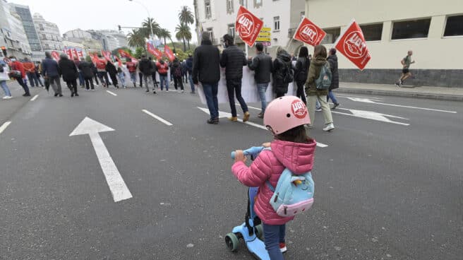 Una niña en patinete durante la manifestación por el Día Internacional de los Trabajadores, en A Coruña.