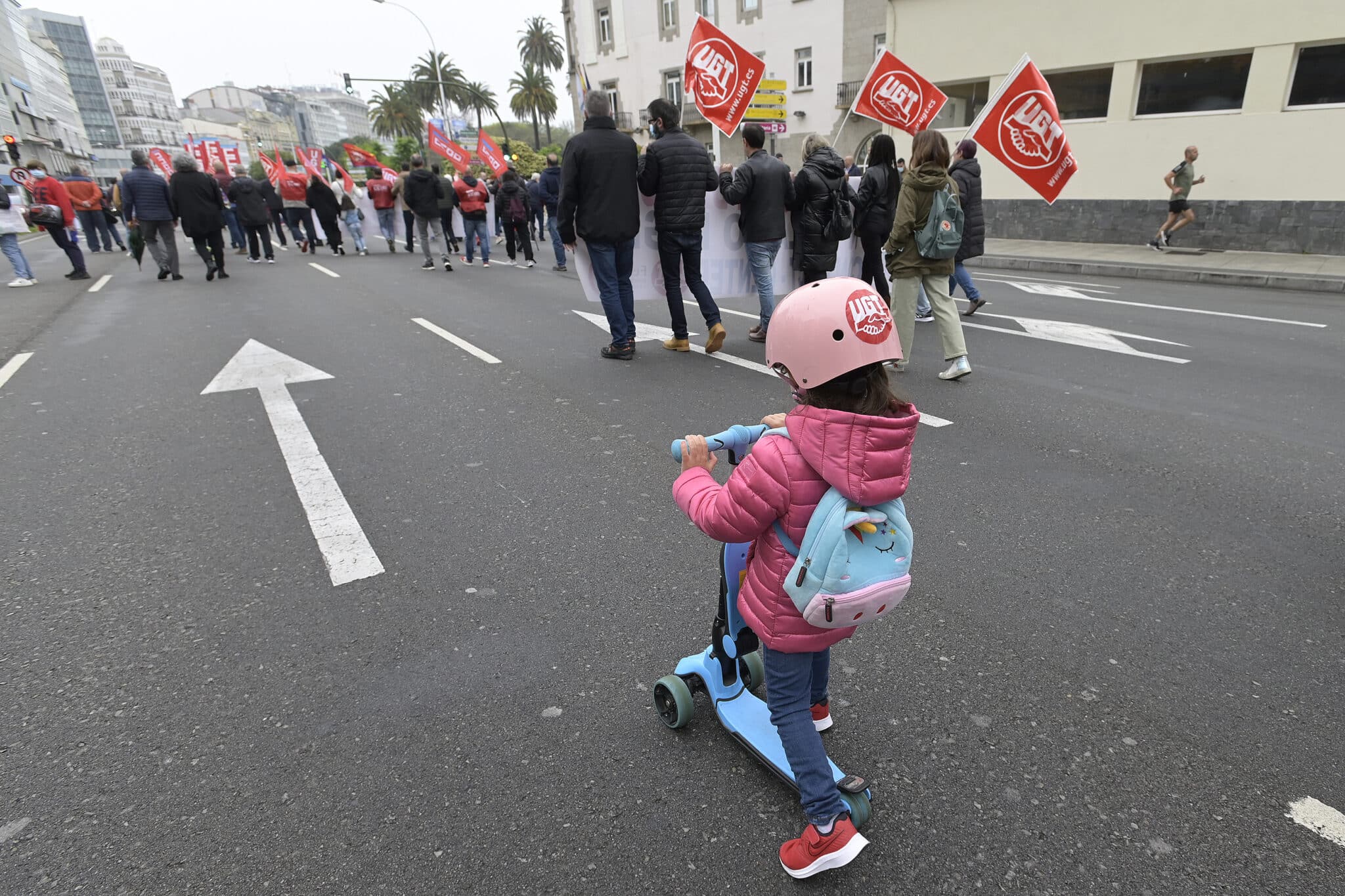 Una niña en patinete durante la manifestación por el Día Internacional de los Trabajadores, en A Coruña.