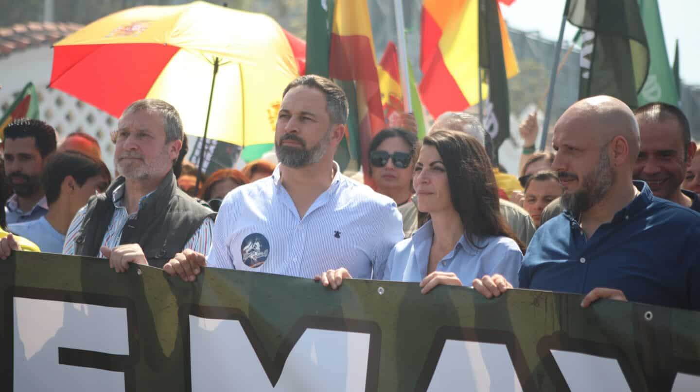 El presidente de Vox, Santiago Abascal, y la candidata a la Junta de Andalucía, Macarena Olona, en un acto del sindicato Solidaridad el 1 de mayo en Cádiz.
