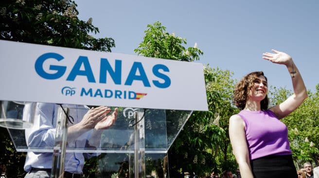 Un personas con acreditaciones y con pulseras de España y del PP, durante un acto de campaña de la presidenta madrileña, Isabel Díaz Ayuso, para presentar su candidatura a liderar el Partido Popular de Madrid