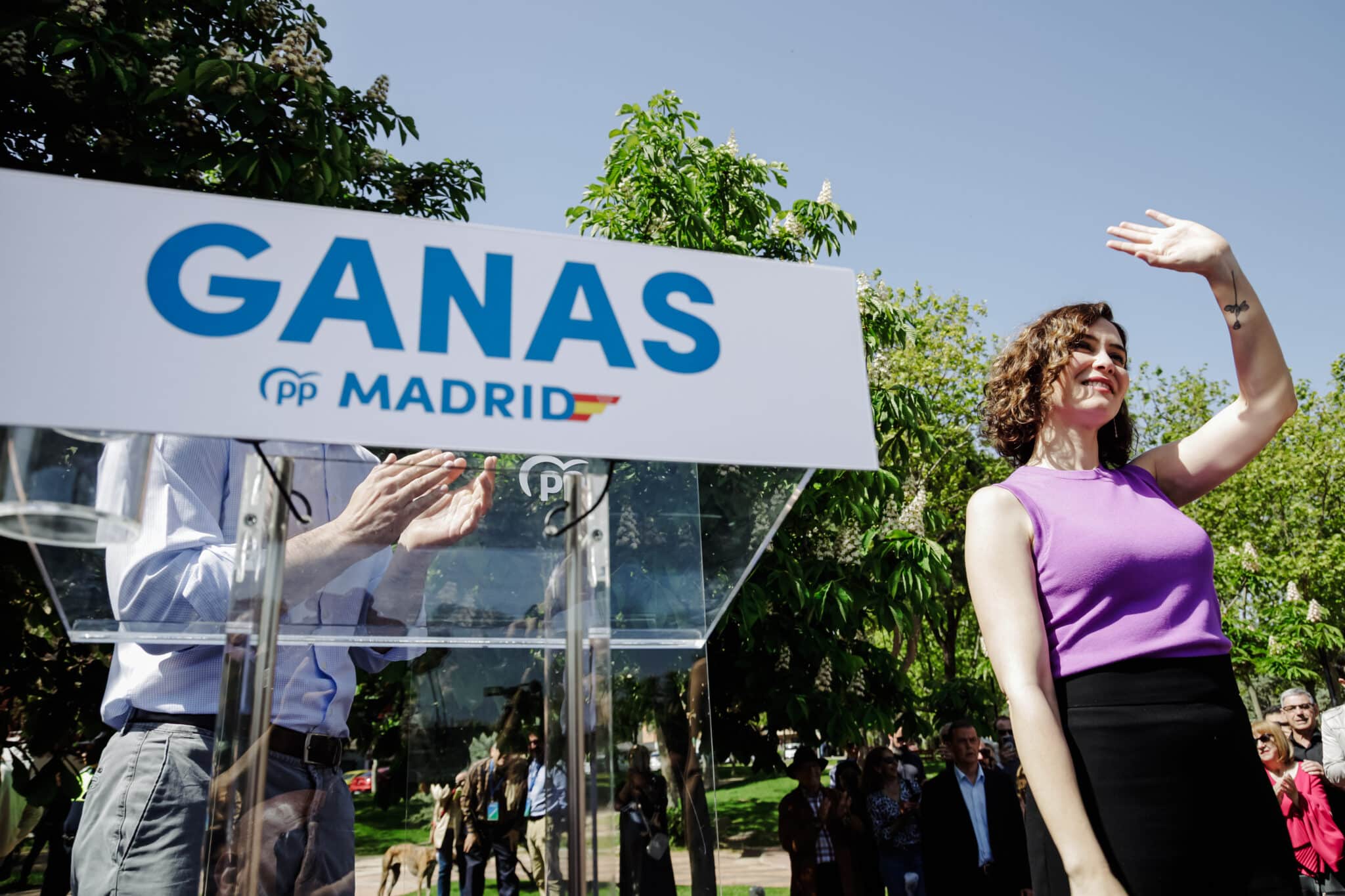 Un personas con acreditaciones y con pulseras de España y del PP, durante un acto de campaña de la presidenta madrileña, Isabel Díaz Ayuso, para presentar su candidatura a liderar el Partido Popular de Madrid