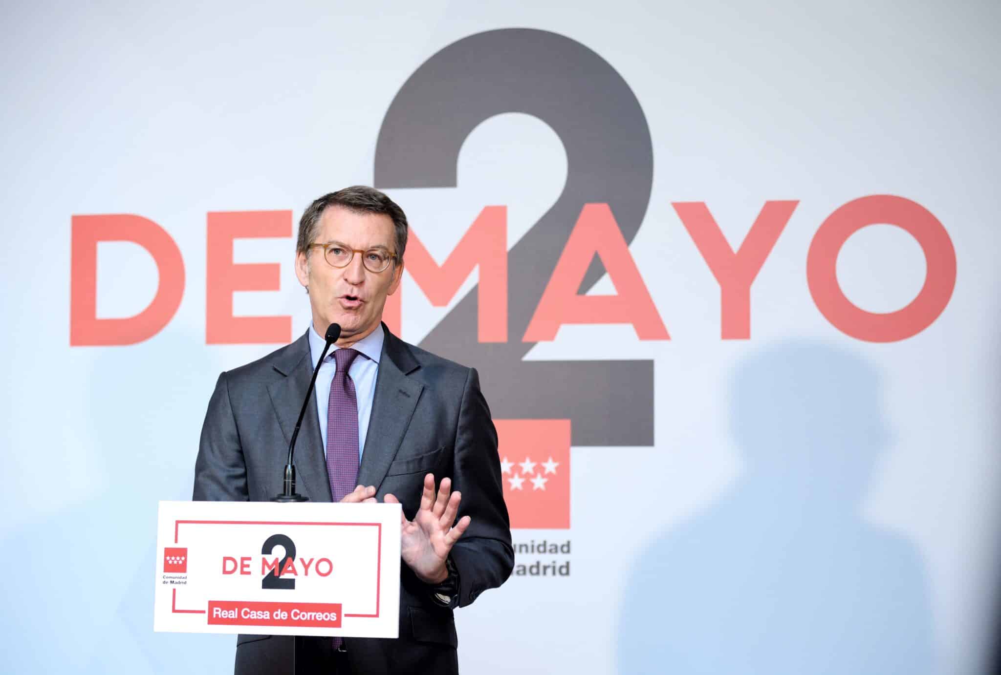 El nuevo presidente del Partido Popular, Alberto Núñez Feijóo, interviene en una rueda de prensa previa a un acto de la Comunidad de Madrid para conmemorar el 2 de mayo