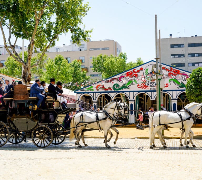El PSOE aparta a los porteros de su caseta en la Feria de Sevilla tras una brutal pelea