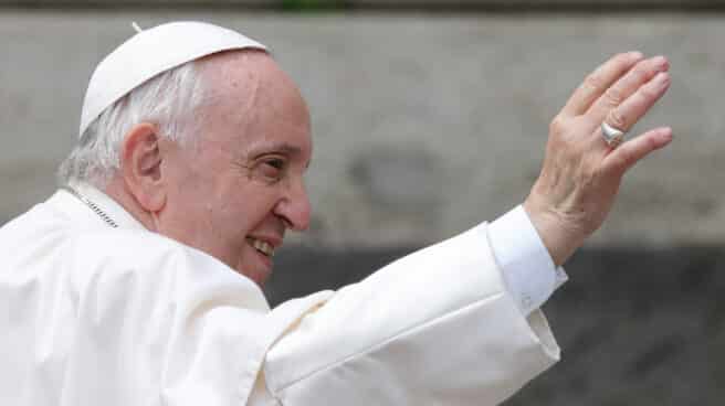 El Papa Francisco saluda cuando llega para dirigir la audiencia general del miércoles en la Plaza de San Pedro.