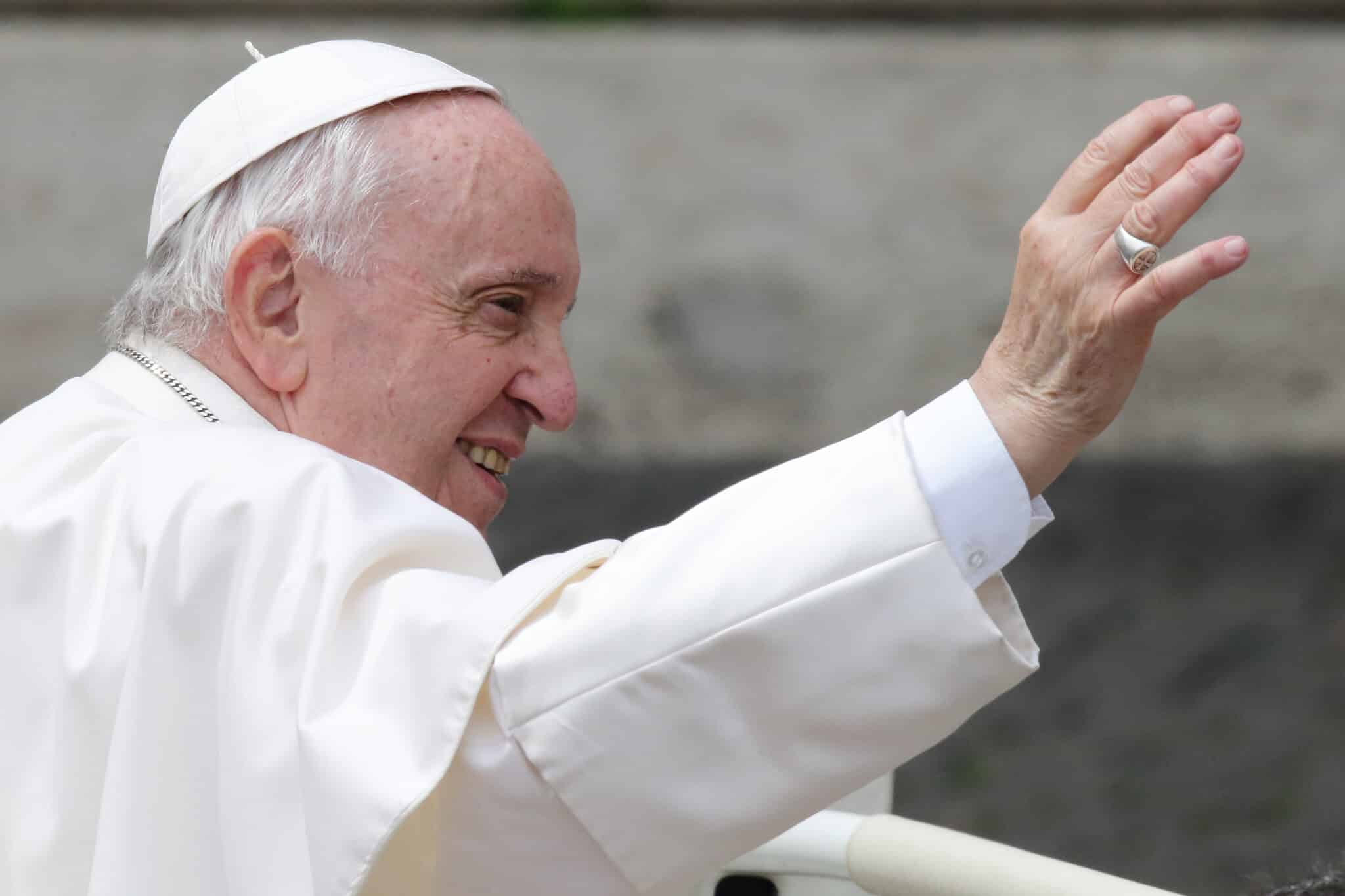 El Papa Francisco saluda cuando llega para dirigir la audiencia general del miércoles en la Plaza de San Pedro.