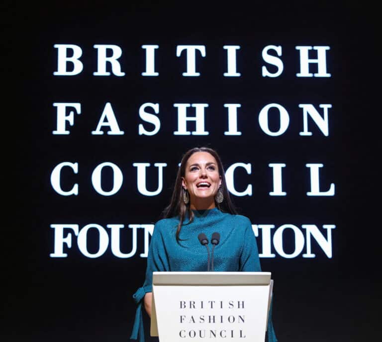 Kate Middleton defiende el diseño británico y Guillermo lucha contra el suicidio