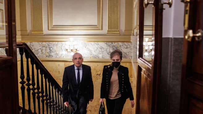 El secretario general del Grupo Socialista en el Congreso de los Diputados, Rafael Simancas, y la directora del Centro Nacional de Inteligencia (CNI), Paz Esteban