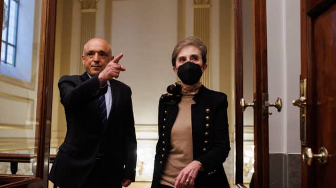 La directora del CNI se enfrenta en el Congreso a los diputados que le acusan de espionaje y piden su cese