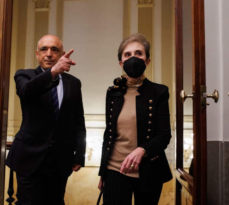 Paz Esteban (CNI) resiste mientras Sánchez media entre Robles y Bolaños para cerrar la guerra interna