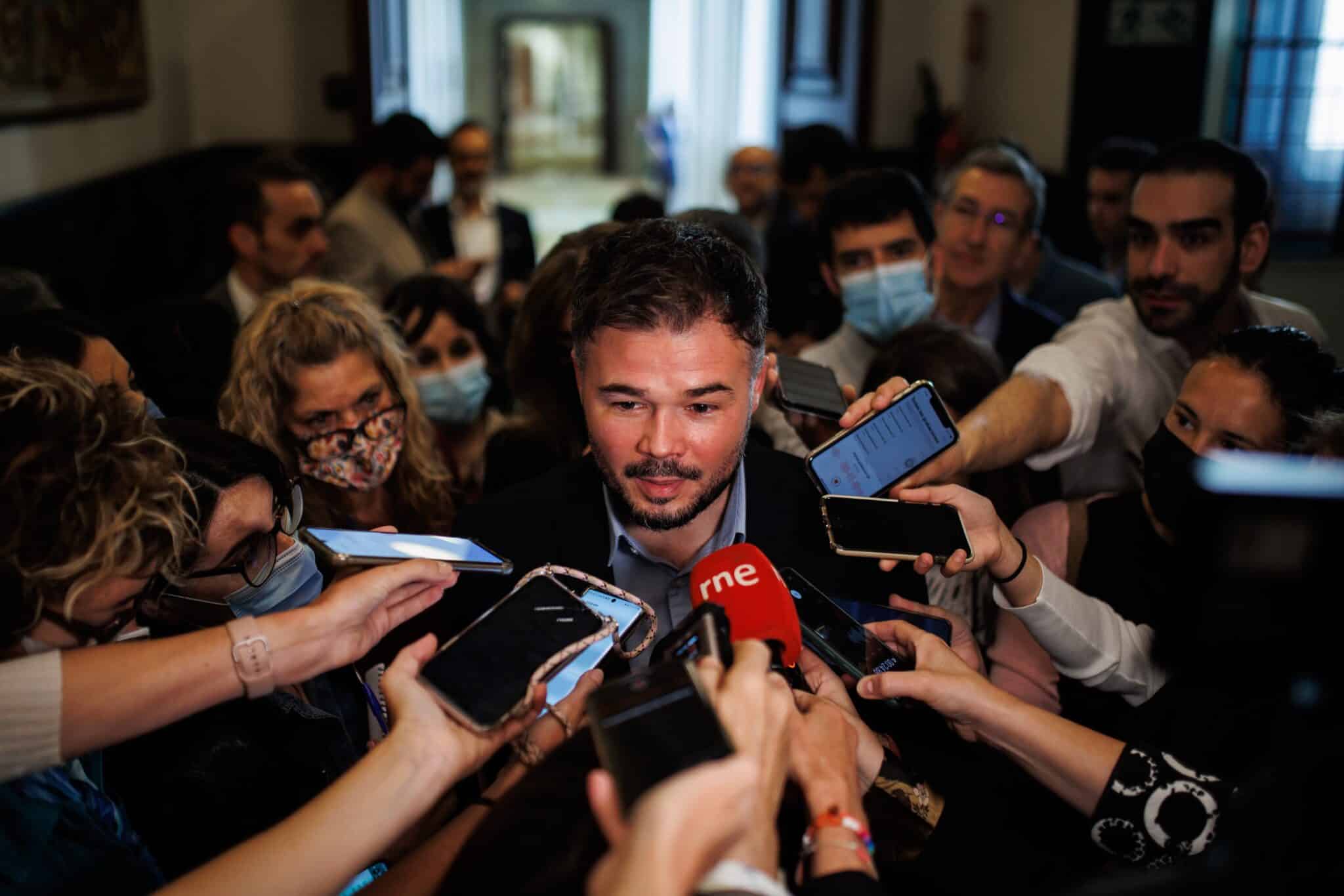 Gabriel Rufián atiende a los periodistas a su llegada, este jueves, a la comisión de secretos oficiales.