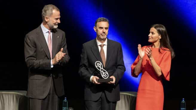 Los Reyes entregan los Premios Nacionales de Investigación 2021 en Barcelona El rey Felipe y la reina Letizia con el Premio Nacional de Investigación Blas Cabrera