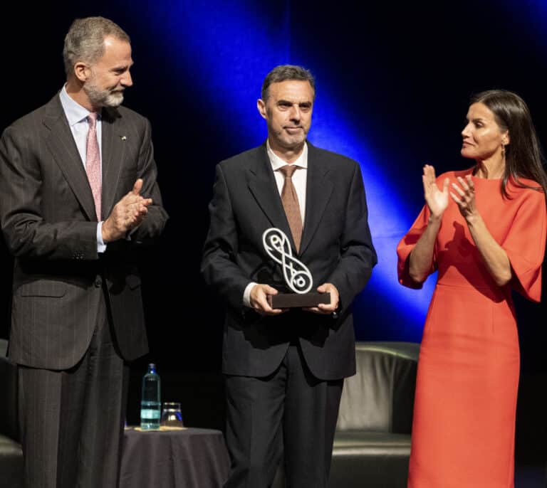 Felipe y Letizia: viajes a Portugal y Barcelona, muchos premios y ese vestido