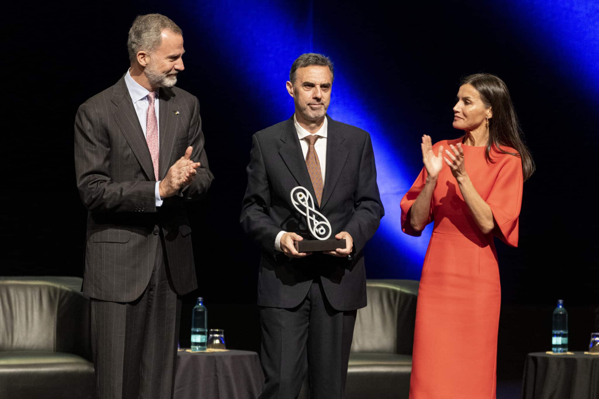 El rey Felipe y la reina Letizia con el Premio Nacional de Investigación Blas Cabrera