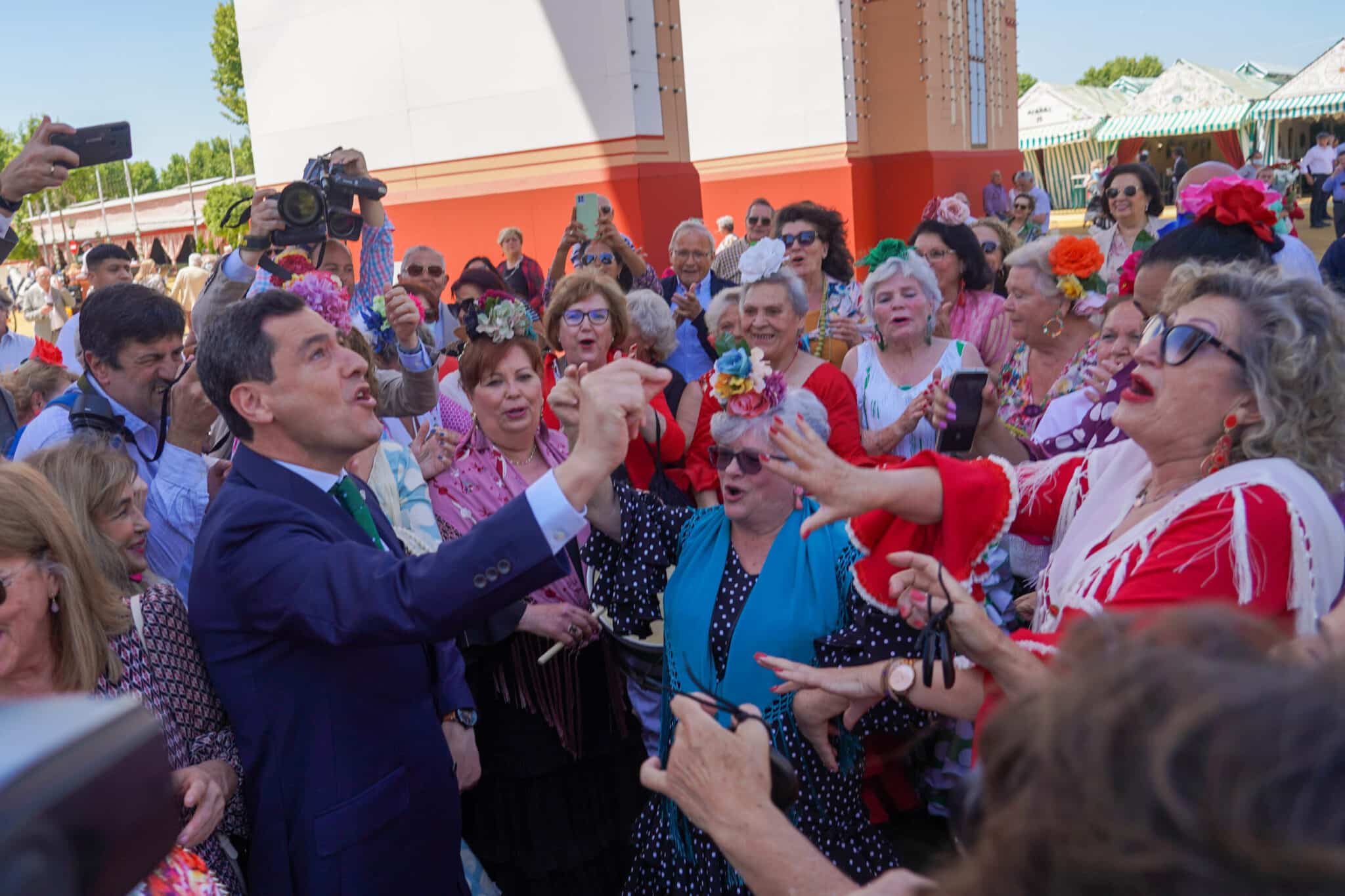 Juanma Moreno baila sevillanas en la Feria de Abril.