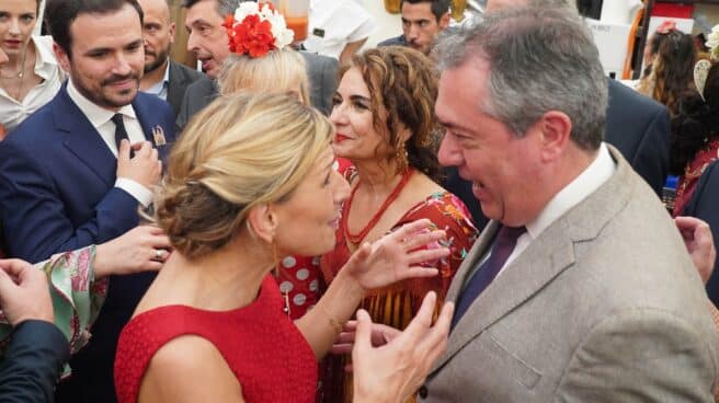 psoe-andaluz-yolanda-diaz-unidad-patada-nosotros La vicepresidenta Yolanda Díaz habla con Juan Espadas en la última Feria de Abril en presencia de Garzón y Montero.