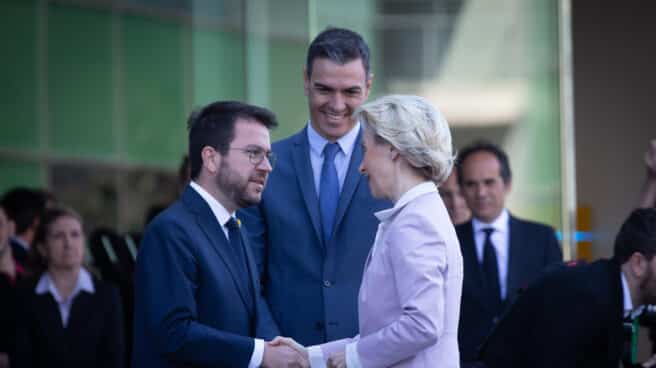Jornada de clausura de la XXXVII Reunió Cercle d’Economia Aragonés saluda a Von der Leyen en presencia de Sánchez.