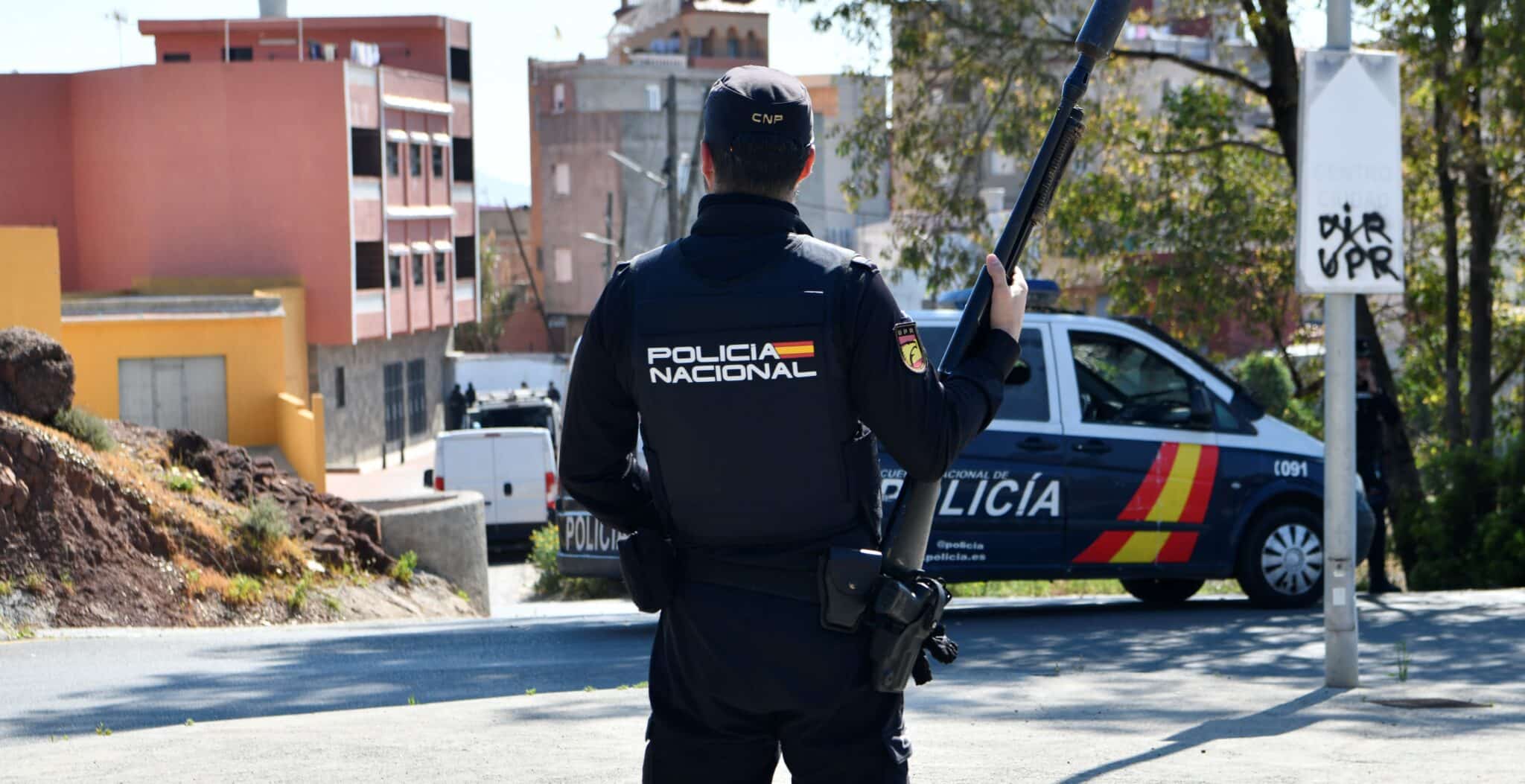 Un agente de la UPR, dotado de chaleco antibalas externo, en un reciente operativo en Ceuta.