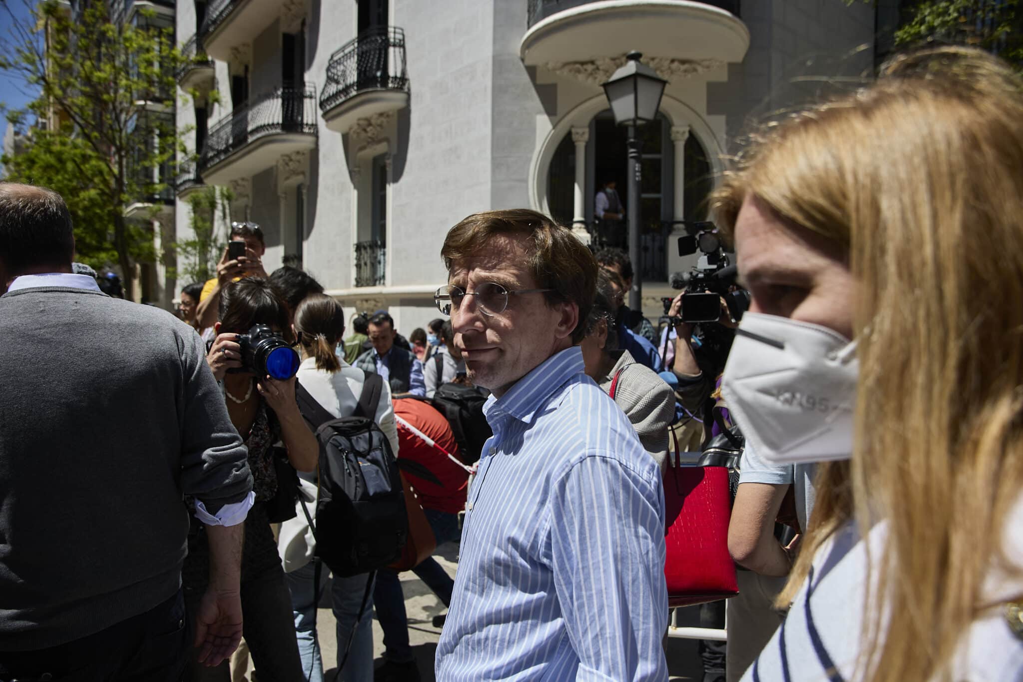 El alcalde de Madrid, José Luis Martínez-Almeida, a su llegada a las inmediaciones después de una explosión en una vivienda del barrio Salamanca