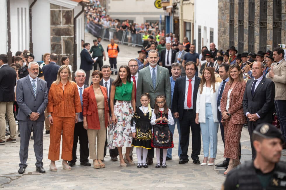 La Reina Letizia y el Rey Felipe visitan las Hurdes (Cáceres) y posan en una foto con la Ministra Portavoz del Gobierno Isabel Rodríguez