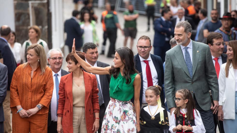 La Reina Letizia Ortiz, el rey Felipe VI y la Ministra Portavoz del Gobierno de España, Isabel Rodríguez, en Las Hurdes (Cáceres, Extremadura).