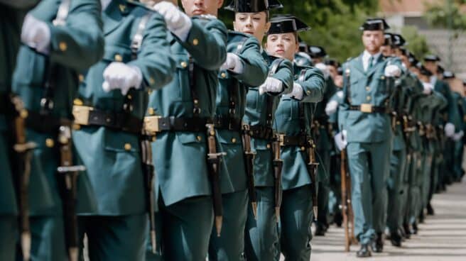 Guardias civiles desfilan durante la conmemoración del 178º aniversario de la fundación del Cuerpo.