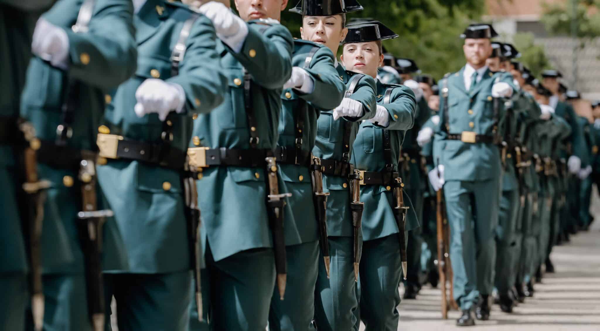 Guardias civiles desfilan durante la conmemoración del 178º aniversario de la fundación del Cuerpo.