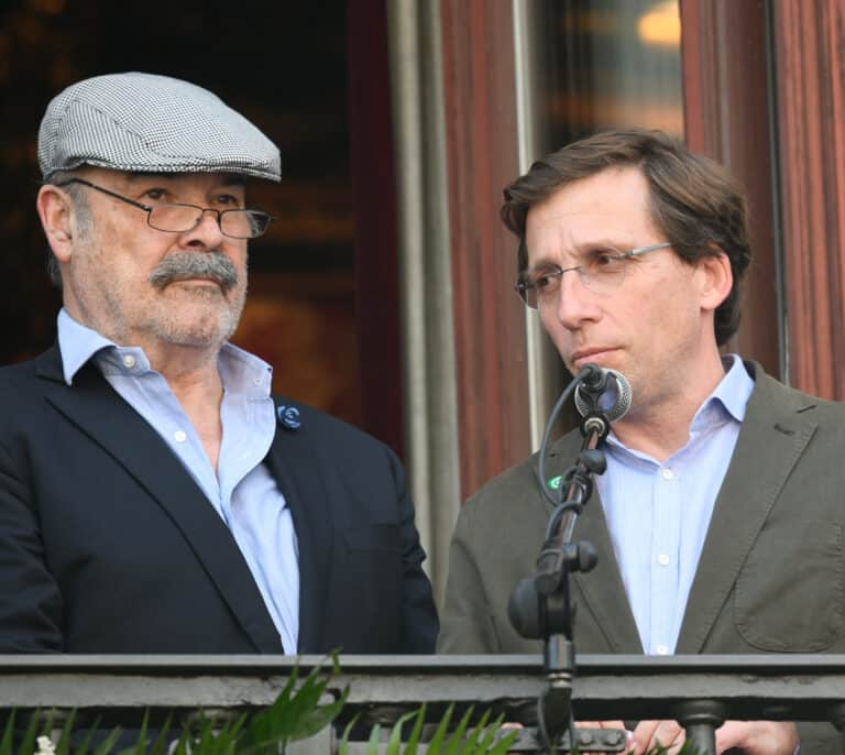 Los médicos de Madrid entregan el 'fonendo de oro' a Antonio Resines por su apoyo a la Sanidad pública
