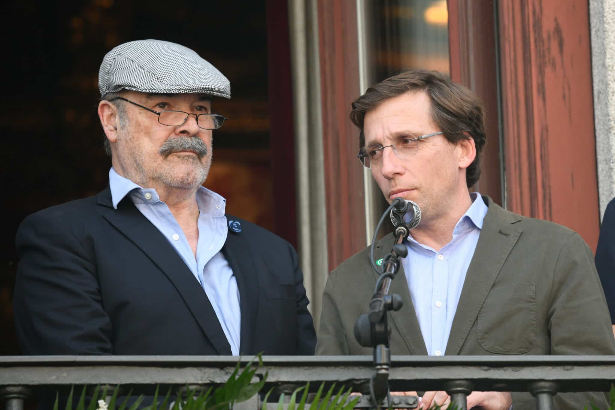 Antonio Resines junto al alcalde de Madrid, José Luis Martínez Almeida, durante la lectura del pregón de las Fiestas de San Isidro 2022