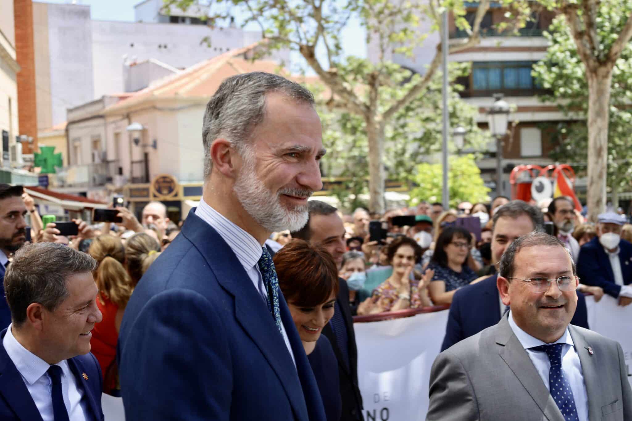 El presidente de Castilla La-Mancha, Emiliano García-Page; el Rey Felipe VI; la ministra Portavoz, Isabel Rodríguez y el alcalde de Puertollano, Adolfo Muñiz