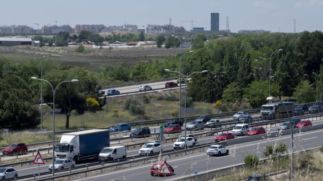 Varios vehículos en la A-3, durante la operación salida del puente de San Isidro