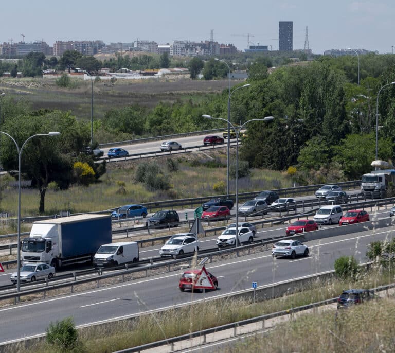 Varios accidentes dificultan el tráfico en la operación salida del puente de San Isidro