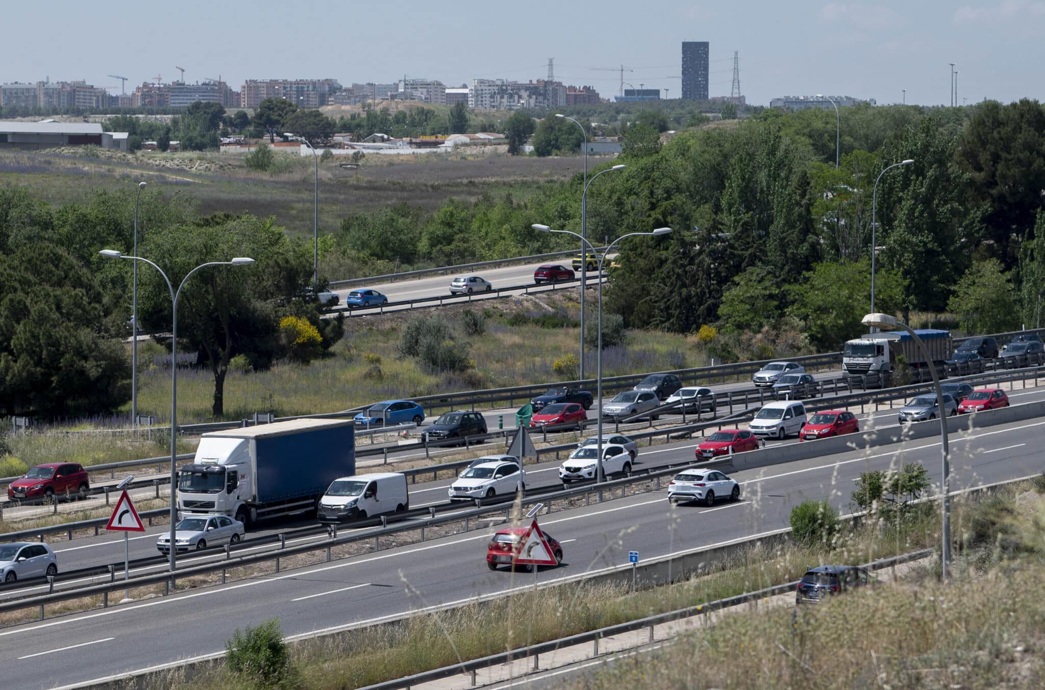 Varios vehículos en la A-3, durante la operación salida del puente de San Isidro