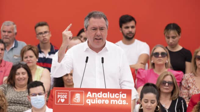 El secretario general del PSOE-A, Juan Espadas, atiende a los medios en Priego de Córdoba