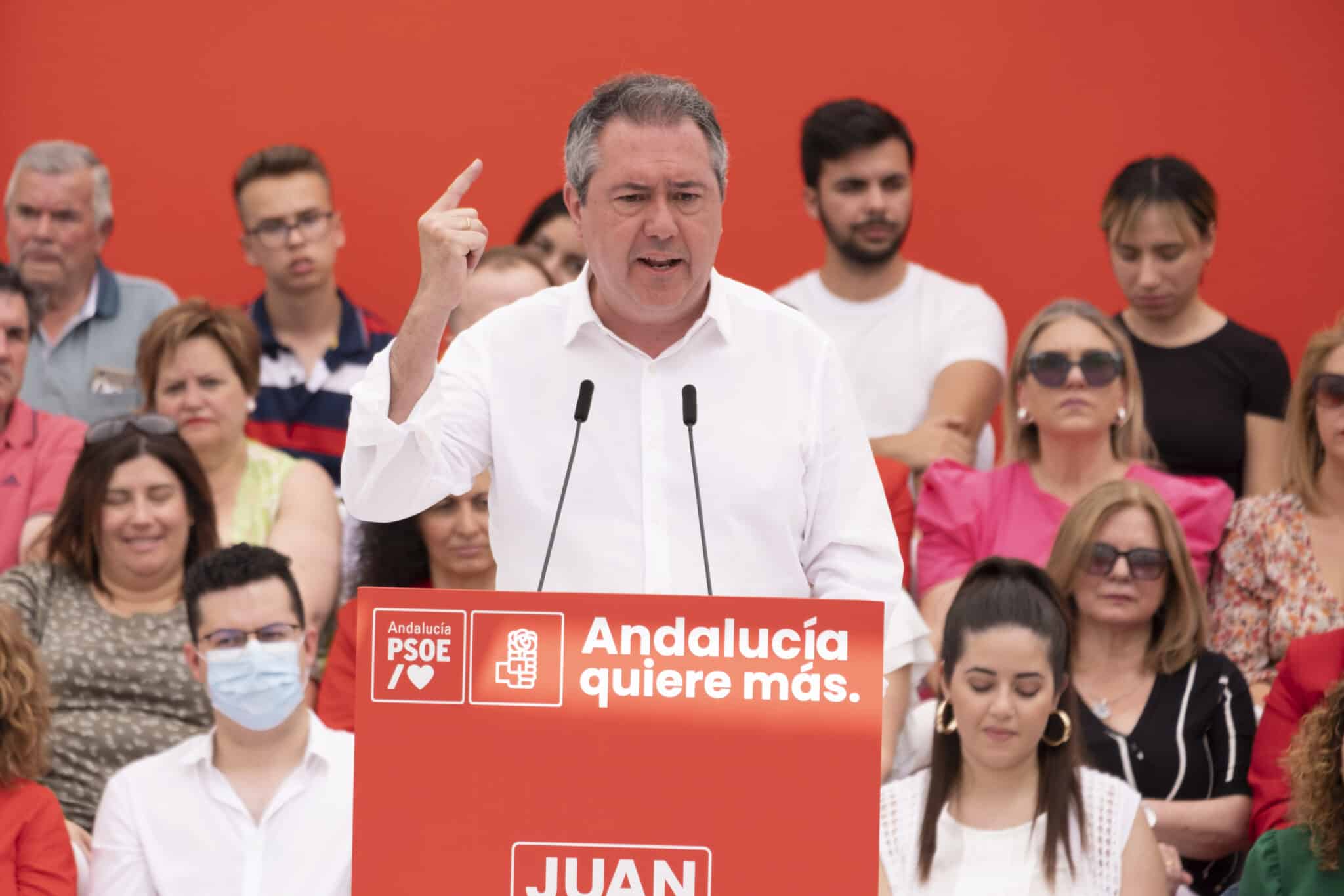 El secretario general del PSOE-A, Juan Espadas, atiende a los medios en Priego de Córdoba