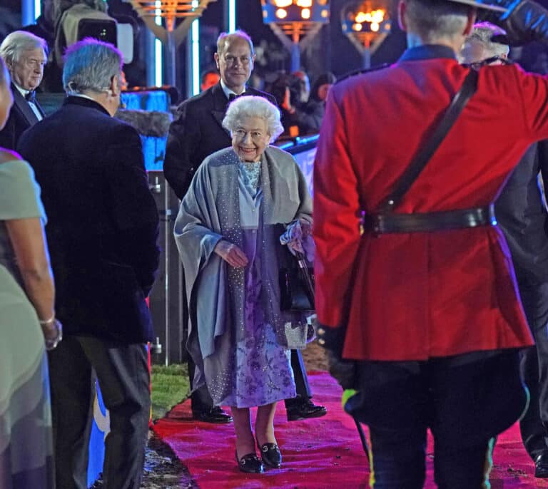 La reaparición de Isabel II...¡con Tom Cruise!