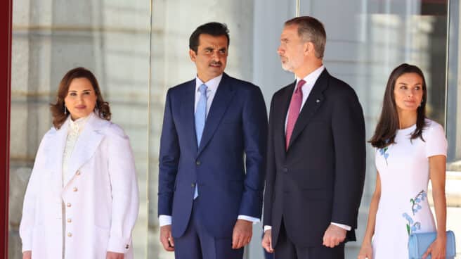 Los Reyes reciben al emir de Catar y a la jaquesa en el Palacio Real Los reyes reciben al emir de Qatar y a su esposa la jequesa de Qatar Jawaher Bint Hamad