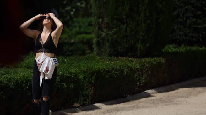 Riesgo de altas temperaturas de hasta 40ºC en la mitad sur de la Península Una mujer pasea, a 19 de mayo de 2022, en Madrid (España).