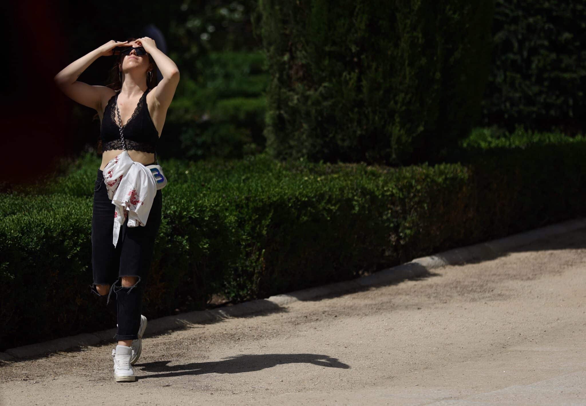 Una mujer pasea, a 19 de mayo de 2022, en Madrid (España).