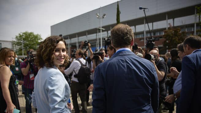 Ayuso mira a la cámara junto a Feijóo en el Congreso del PP de Madrid.
