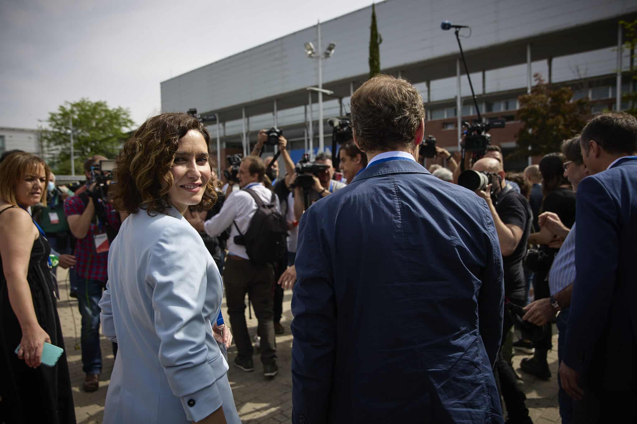 Ayuso mira a la cámara junto a Feijóo en el Congreso del PP de Madrid.