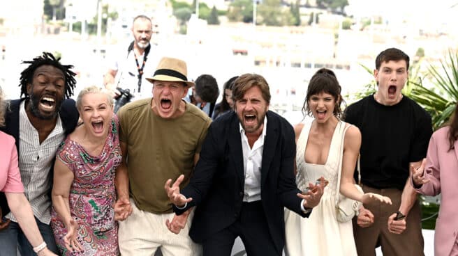 La actriz danesa Vicki Berlin, el actor estadounidense Woody Harrelson, el director de cine sueco Ruben Ostlund, la actriz sudafricana Charlbi Dean y el actor inglés Harris Dickinson