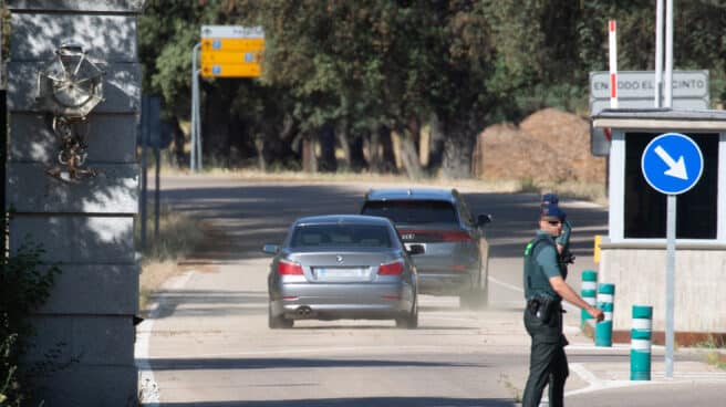 El coche del Rey emérito llega a Zarzuela. El coche del Rey emérito llega a Zarzuela.