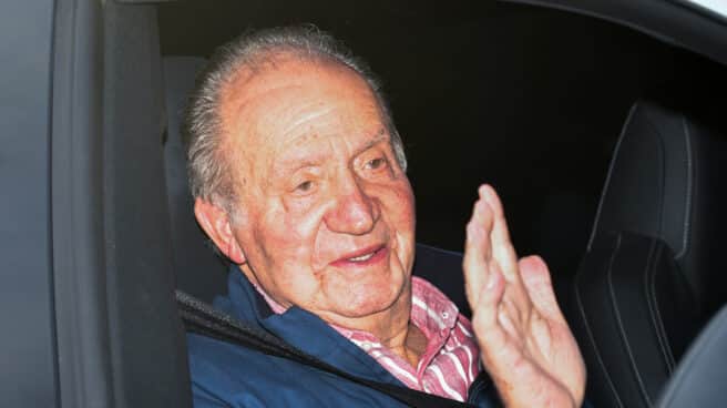 El emérito se marcha a Abu Dhabi tras 11 horas en Zarzuela para hablar de cuestiones familiares y la situación política El Rey Don Juan Carlos sale de la Zarzuela después de haberse reunido con su familia y se dirige al aeropuerto para regresar a Abu Dabi