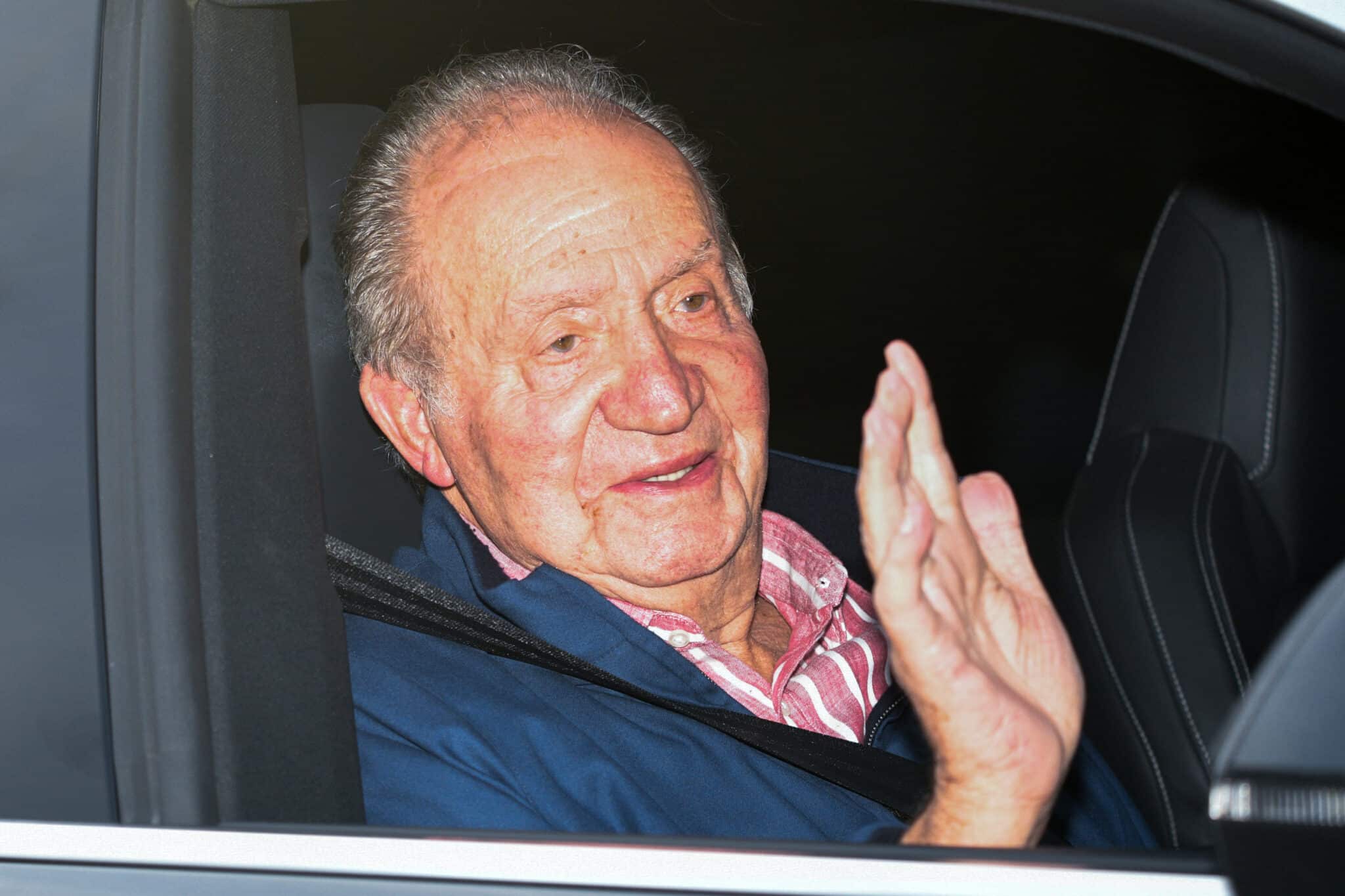 El Rey Don Juan Carlos sale de la Zarzuela después de haberse reunido con su familia y se dirige al aeropuerto para regresar a Abu Dabi