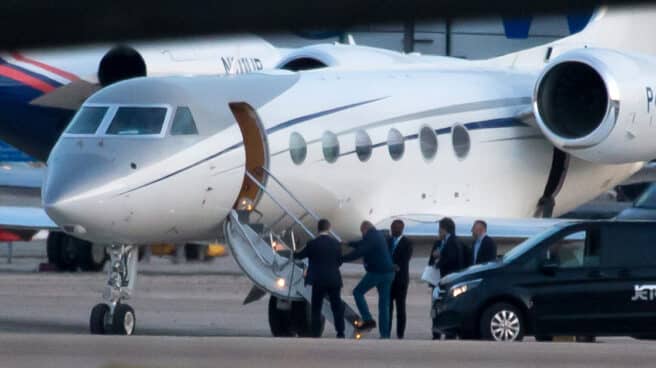 El Rey Juan Carlos sale de Madrid después de reunirse con su familia.